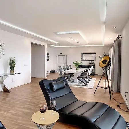 Lucia Villa *